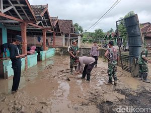 Banjir Bandang Bojonegoro Sisakan Endapan Lumpur hingga 30 Cm