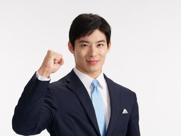 Potret Viral Gubernur Termuda Jepang, Penampilan Gantengnya Bikin Naksir