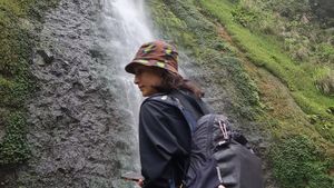 Seru Banget Tatjana Saphira Trekking ke Curug Cibereum