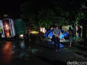 Mobil Bawa 5 Orang Sekeluarga Tertimpa Truk di Pangkep, Ayah-2 Anak Tewas