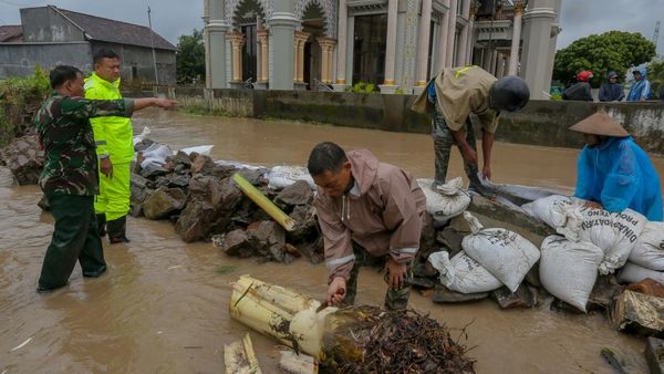 Tanggul Sungai Nglangak Jebol, Ratusan Rumah di Desa Pladen Terendam