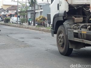 Jalur Tengkorak Pantura Cirebon, Lubang-Gelap Ancaman di Setiap Meter Jalan