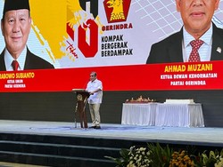 Muzani Pimpin Yel-yel Prabowo Presiden 2 Periode di HUT Ke-18 Gerindra