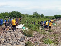 Pantai Kesenden Dibersihkan, Pencegahan Sampah Kiriman Sungai Disiapkan
