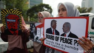 Aksi Massa Tolak Dewan Perdamaian di Kedubes AS