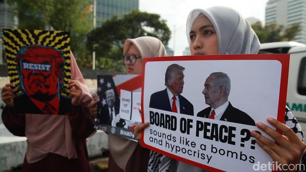 Aksi Massa Tolak Dewan Perdamaian di Kedubes AS