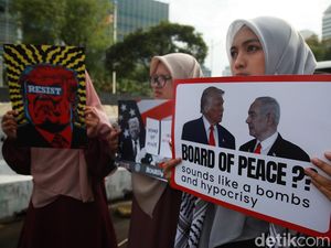 Aksi Massa Tolak Dewan Perdamaian di Kedubes AS