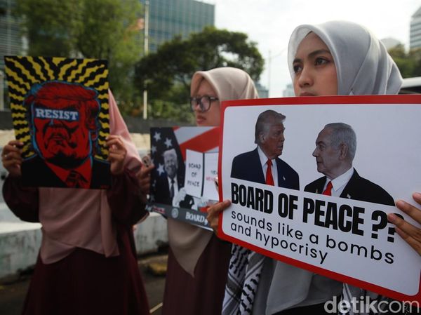 Aksi Massa Tolak Dewan Perdamaian di Kedubes AS