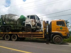 Truk Molen Tak Bertuan Terparkir 6 Tahun di Jalan Trans Flores Dievakuasi