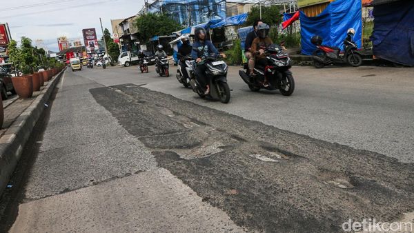 Awas! Jalan Siliwangi Raya Pamulang Berlubang