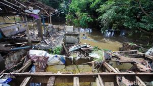 Bangunan di Bantaran Ciliwung Dibongkar untuk Normalisasi Sungai
