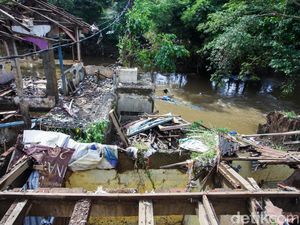 Bangunan di Bantaran Ciliwung Dibongkar untuk Normalisasi Sungai