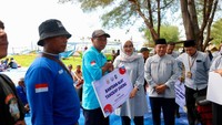 Bupati Ipuk Serahkan 12 Mesin Kapal untuk 4 Kelompok Nelayan Banyuwangi