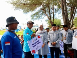 Bupati Ipuk Serahkan 12 Mesin Kapal untuk 4 Kelompok Nelayan Banyuwangi