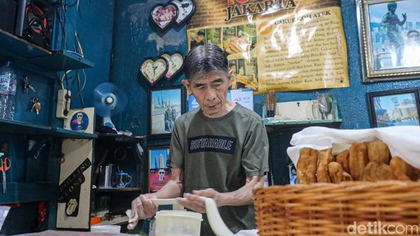 Di Lorong Sempit Pasar Baru, Ko Atek Jaga Cita Rasa Cakue Legendaris