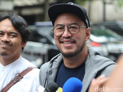 Ekspresi Pandji Pragiwaksono Jelang Diperiksa soal Mens Rea