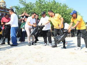 Warga dan Forkopimda Bersihkan 236,5 Kg Sampah dari Pantai Delegan Gresik