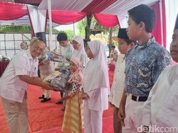 Dewan Pembina Gerindra Santuni Anak Yatim di HUT Ke-18, Beri Pesan Ini