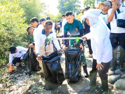 Khofifah Pimpin Aksi Bersih Sampah di Pantai, Wujudkan Wisata Bersih-Asri