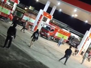 Sopir Saling Tenteng Parang Ricuh di SPBU Mamuju gegara Senggolan Mobil