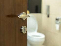 Ini Alasan Kenapa Kamar Mandi Hotel Selalu Ada di Dekat Pintu...