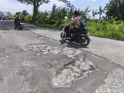 Duh! Jalan Alternatif Demak ke Semarang Rusak Bikin Celaka Pengendara