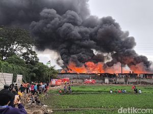 Kebakaran Hebat Melanda Pabrik Plastik di Bandung, Terdengar Ledakan