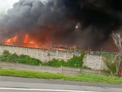 8 Jam Berjibaku, Kebakaran Pabrik Plastik Bandung Padam