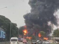 Kebakaran Pabrik Plastik di Bandung, Apinya Jelas Terlihat di Tol