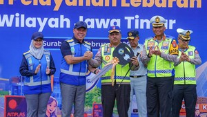 Perkuat Kolaborasi, Kakorlantas Terima 15 Unit Kendaraan PJR untuk Ditlantas Polda Jatim