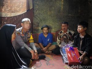 Getir Enjang Tidur Beralas Karpet di Rumah Lapuk