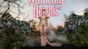 5 Gaya Margot Robbie Pakai Gaun Terbuat dari Rambut Asli Manusia