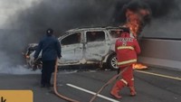 Wuling Terbakar Usai Tabrak Pembatas Jalan di Tol Semarang-Demak