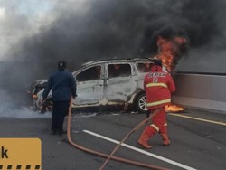 Wuling Terbakar Usai Tabrak Pembatas Jalan di Tol Semarang-Demak