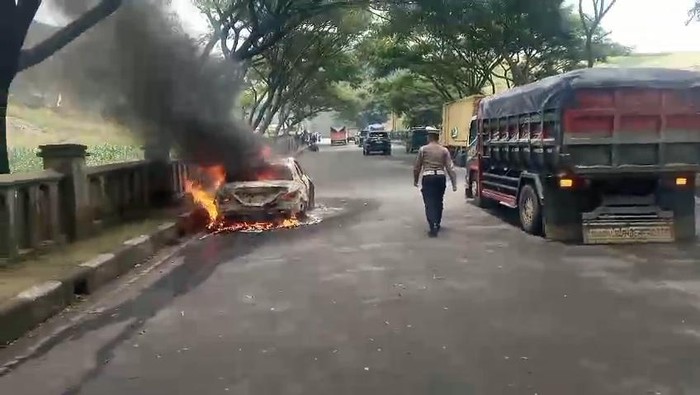 Mobil Sedan Terbakar di Nagreg Bandung, Pengemudi Tewas di TKP