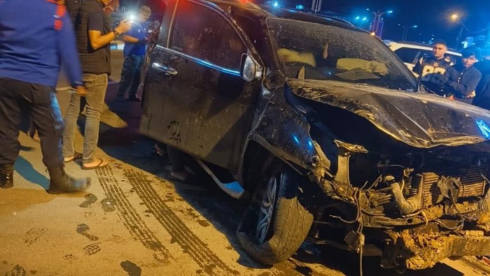 ABG Bawa Fortuner Milik Pemkab Mamuju Tabrak Warung dan 2 Warga di Sulbar