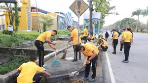 Wujudkan Pekanbaru Asri, Polda Riau-Pemkot Corve Bersihkan Taman hingga Kali