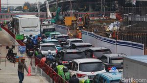 Potret Kemacetan Panjang Imbas Proyek Flyover Latumenten Jakbar