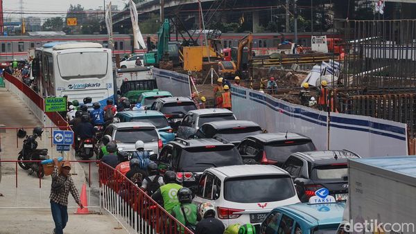 Potret Kemacetan Panjang Imbas Proyek Flyover Latumenten Jakbar
