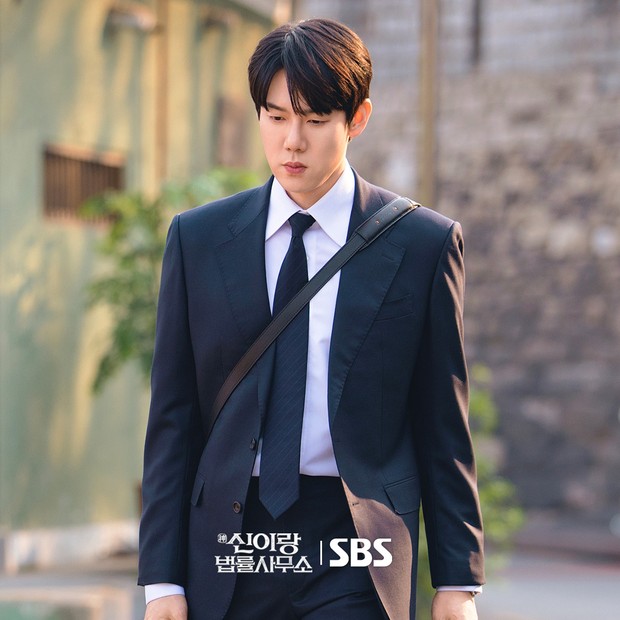 Potret Yoo Yeon Seok dalam drama 'Phantom Lawyer'/ Foto: instagram.com/sbsdrama.official Yoo Yeon Seok memerankan Shin Yi Rang dalam drama 'Phantom Lawyer'. Shin Yi Rang merupakan pengacara yang dapat melihat hantu.