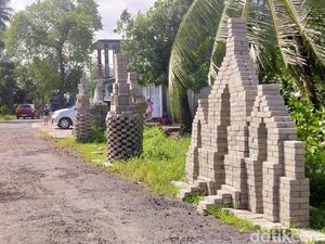 Proyek Jalan Mandek, Warga Banyuwangi Protes Bangun Candi dari Paving
