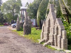 Proyek Jalan Mandek, Warga Banyuwangi Protes Bangun Candi dari Paving