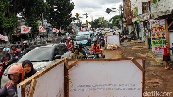 Proyek Galian Picu Kemacetan Panjang di Jalan Raya Bogor