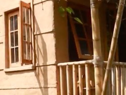 Video: Bikin Rumah dari Tanah dan Bambu, Emang Bisa?