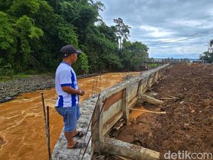 Cerita Warga Sukabumi Bangun Tembok Penahan Rp 500 Juta demi Cegah Longsor
