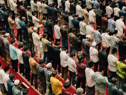 Bolehkah Sengaja Menunda Sholat agar Bisa Berjamaah?
