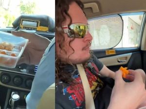 Sweet! Sopir Taksi Ini Bagi-bagi Kue hingga Pisang Goreng ke Turis