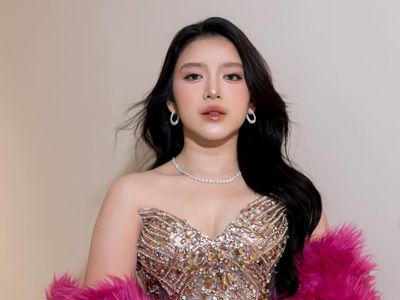 Gaya Glamor Tiara Andini Tampil di Acara Nikahan, Pakai Selendang Bulu Pink