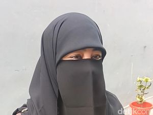 Umi Pipik Rela Lawan Arah Pulang Dakwah demi Gendong Cucu