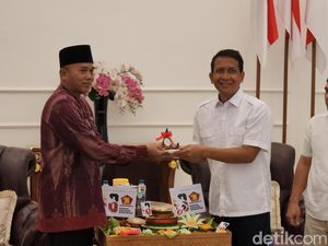Relawan Santri Bojonegoro Datangi Rumah Dinas Bupati, Rayakan HUT Gerindra
